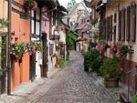 Rue dans le village alsacien typique d'Eguisheim